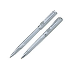 Набор Pierre Cardin коллекция «ПАРА (PEN&PEN)» : ручка шариковая + роллер. Корпус - латунь, отделка и детали дизайна - сатиновое покрытие, сталь + хром. Цвет серебристый. Упаковка Е.